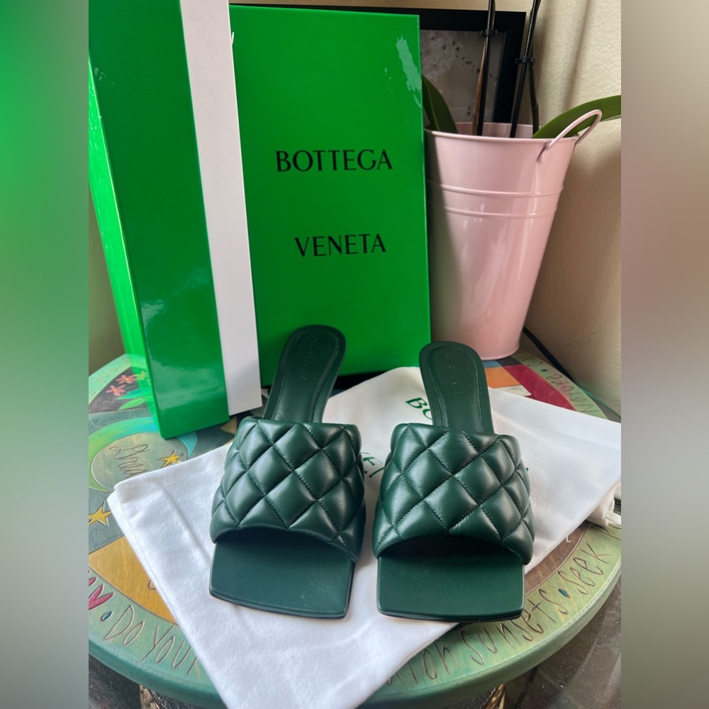 SOLD🤍🌸 FINAL SALE💚no offers BOTTEGA VENETA pibe green padded sandals 🌸 - Picture 1 of 13